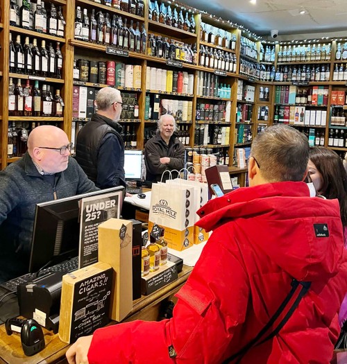 Where peat smoke meets laughter - ảnh 4