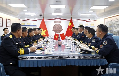 Vietnam–China naval squadrons deepen friendly cooperation - ảnh 1