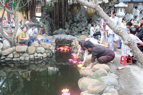 大批民众参加福庆寺举行的盂兰报孝节 - ảnh 7