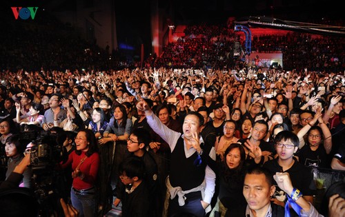 Toàn cảnh Rockshow “Trần Lập - Hẹn gặp lại” ấn tượng và xúc động - ảnh 11