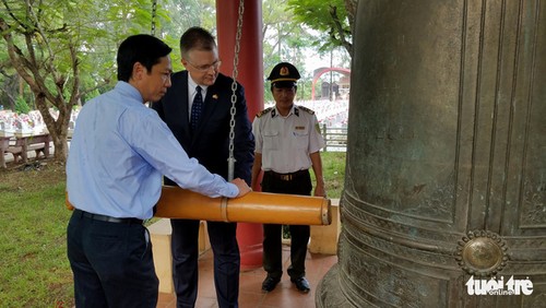 Lần đầu tiên, đại sứ Mỹ viếng nghĩa trang liệt sĩ quốc gia Trường Sơn - ảnh 2