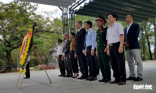 Lần đầu tiên, đại sứ Mỹ viếng nghĩa trang liệt sĩ quốc gia Trường Sơn - ảnh 3