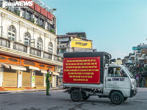 Đường phố Hà Nội vắng bóng người trong ngày đầu giãn cách xã hội theo Chỉ thị 16 - ảnh 5