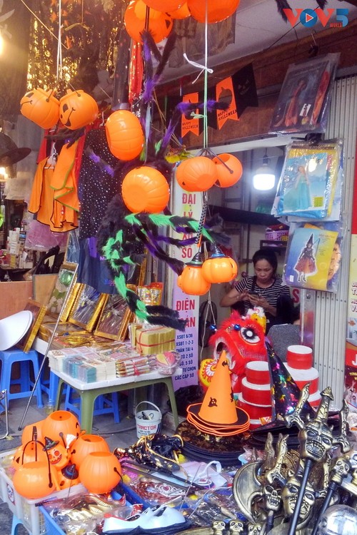 Không khí phố Hàng Mã những ngày gần lễ Halloween - ảnh 2