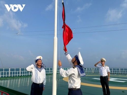 Các đảo, nhà giàn DK1, tàu trực trên biển treo cờ rủ tưởng nhớ Tổng Bí thư Nguyễn Phú Trọng - ảnh 8