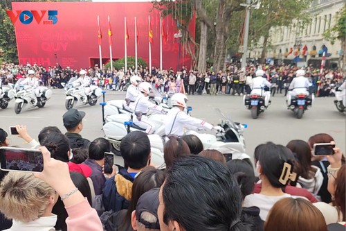 Người dân thích thú thưởng thức chương trình Vinh quang Công an Nhân dân Việt Nam - ảnh 6