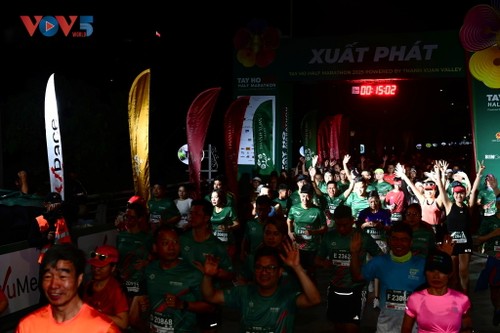 Hơn 12.000 vận động viên tranh tài tại Tây Hồ Half Marathon 2025 - ảnh 1