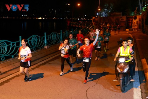 Hơn 12.000 vận động viên tranh tài tại Tây Hồ Half Marathon 2025 - ảnh 3