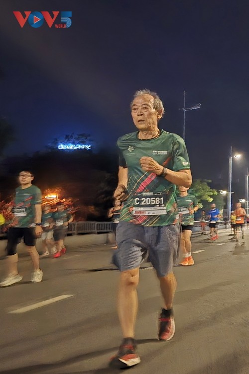 Hơn 12.000 vận động viên tranh tài tại Tây Hồ Half Marathon 2025 - ảnh 5
