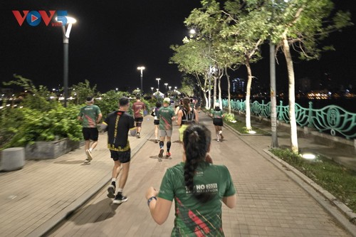 Hơn 12.000 vận động viên tranh tài tại Tây Hồ Half Marathon 2025 - ảnh 4