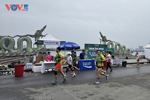Hơn 12.000 vận động viên tranh tài tại Tây Hồ Half Marathon 2025 - ảnh 9