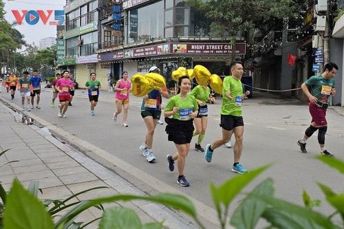 Hơn 12.000 vận động viên tranh tài tại Tây Hồ Half Marathon 2025 - ảnh 14