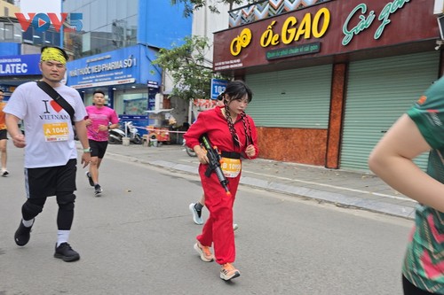 Hơn 12.000 vận động viên tranh tài tại Tây Hồ Half Marathon 2025 - ảnh 12