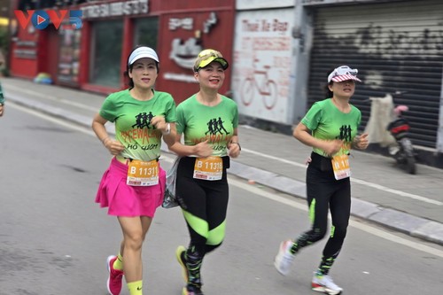 Hơn 12.000 vận động viên tranh tài tại Tây Hồ Half Marathon 2025 - ảnh 10