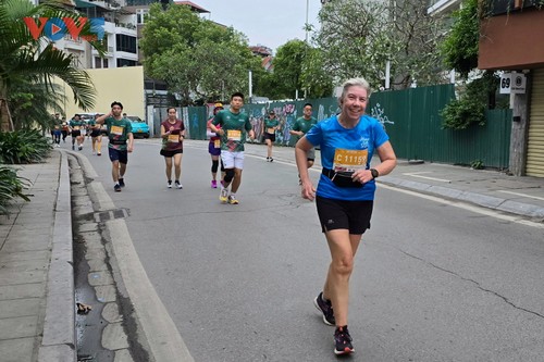 Hơn 12.000 vận động viên tranh tài tại Tây Hồ Half Marathon 2025 - ảnh 11