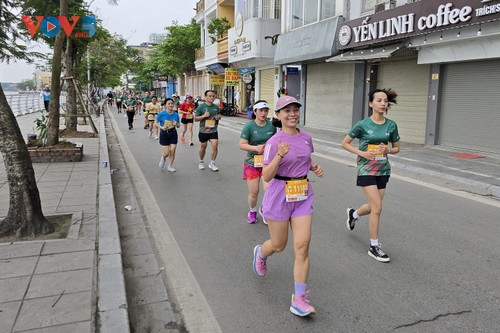 Hơn 12.000 vận động viên tranh tài tại Tây Hồ Half Marathon 2025 - ảnh 13
