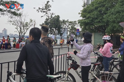 Hơn 12.000 vận động viên tranh tài tại Tây Hồ Half Marathon 2025 - ảnh 8