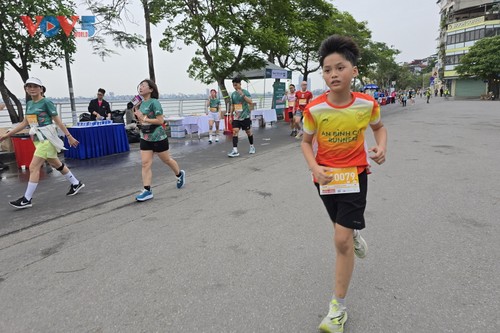 Hơn 12.000 vận động viên tranh tài tại Tây Hồ Half Marathon 2025 - ảnh 6