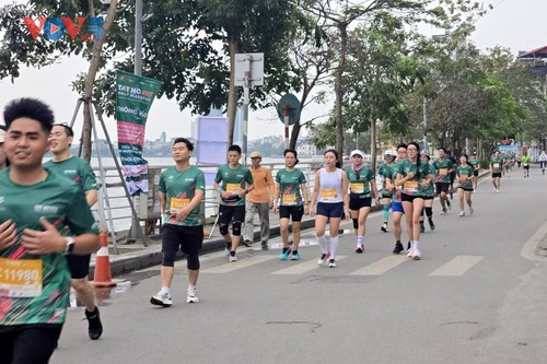 Hơn 12.000 vận động viên tranh tài tại Tây Hồ Half Marathon 2025 - ảnh 7