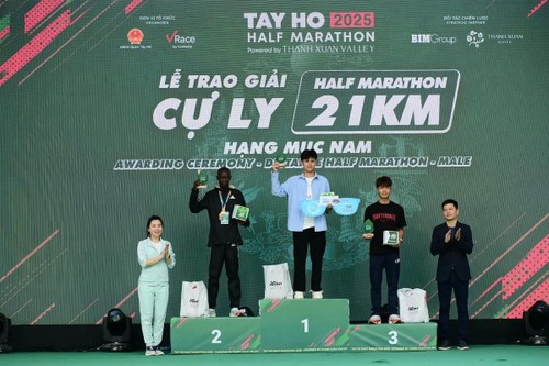 Hơn 12.000 vận động viên tranh tài tại Tây Hồ Half Marathon 2025 - ảnh 16