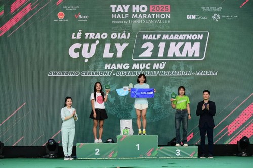 Hơn 12.000 vận động viên tranh tài tại Tây Hồ Half Marathon 2025 - ảnh 17