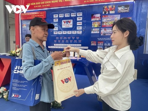 Hội báo toàn quốc 2025: Nhiều hoạt động sôi nổi tại gian trưng bày của VOV - ảnh 6