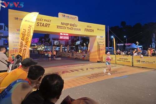 Rực rỡ sắc màu tại đường chạy VTV LPBank - Nhịp điệu xuyên thời gian - ảnh 14