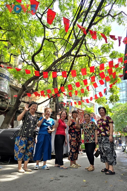 Cùng người dân đội mưa trang trí cờ hoa đón chào ngày lễ lớn của dân tộc - ảnh 2