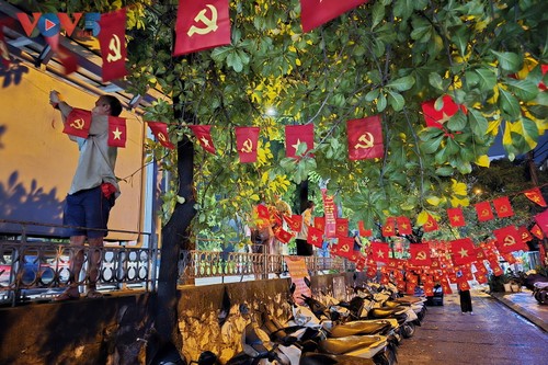 Cùng người dân đội mưa trang trí cờ hoa đón chào ngày lễ lớn của dân tộc - ảnh 3