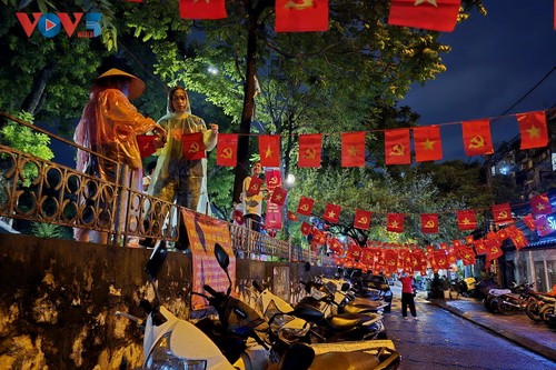 Cùng người dân đội mưa trang trí cờ hoa đón chào ngày lễ lớn của dân tộc - ảnh 4
