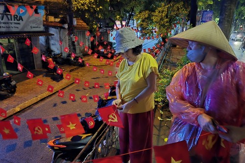 Cùng người dân đội mưa trang trí cờ hoa đón chào ngày lễ lớn của dân tộc - ảnh 5