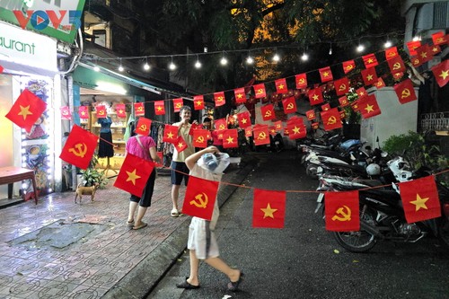 Cùng người dân đội mưa trang trí cờ hoa đón chào ngày lễ lớn của dân tộc - ảnh 6