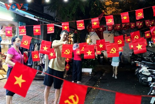 Cùng người dân đội mưa trang trí cờ hoa đón chào ngày lễ lớn của dân tộc - ảnh 7