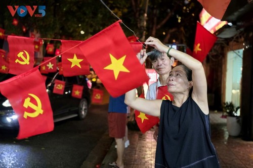 Cùng người dân đội mưa trang trí cờ hoa đón chào ngày lễ lớn của dân tộc - ảnh 9