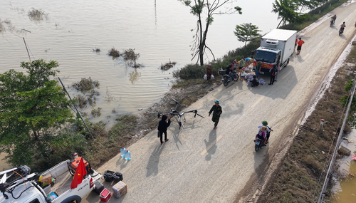 Phi công Drone đổ về miền Bắc trinh sát, thả hàng tấn hàng cứu trợ, cứu sống người bị lật thuyền trong đêm - ảnh 1