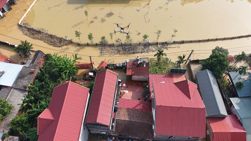 Phi công Drone đổ về miền Bắc trinh sát, thả hàng tấn hàng cứu trợ, cứu sống người bị lật thuyền trong đêm - ảnh 2