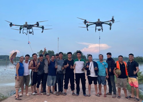 Phi công Drone đổ về miền Bắc trinh sát, thả hàng tấn hàng cứu trợ, cứu sống người bị lật thuyền trong đêm - ảnh 3