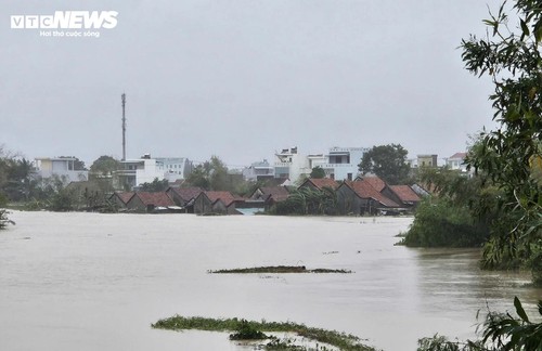 Toàn cảnh mưa lũ Nam Trung bộ: Hàng vạn nhà ngập sâu, dân dỡ ngói ngoi lên cầu cứu - ảnh 3
