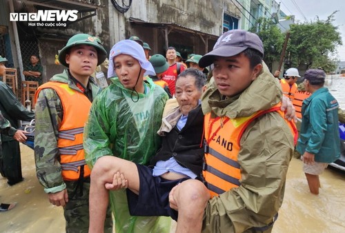 Toàn cảnh mưa lũ Nam Trung bộ: Hàng vạn nhà ngập sâu, dân dỡ ngói ngoi lên cầu cứu - ảnh 6