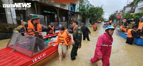 Toàn cảnh mưa lũ Nam Trung bộ: Hàng vạn nhà ngập sâu, dân dỡ ngói ngoi lên cầu cứu - ảnh 9