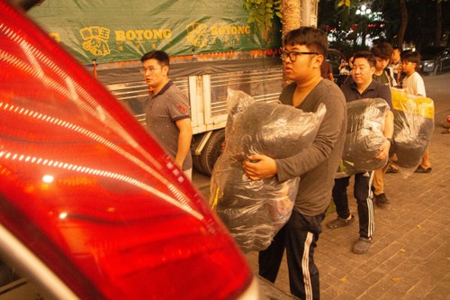 Cả khu chung cư ở Hà Nội tất bật gửi hàng cứu trợ đồng bào vùng lũ trong đêm - ảnh 3