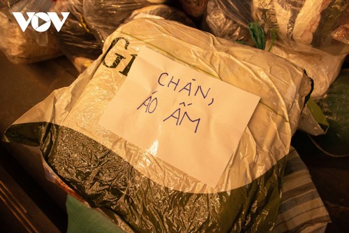 Cả khu chung cư ở Hà Nội tất bật gửi hàng cứu trợ đồng bào vùng lũ trong đêm - ảnh 6