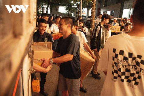 Cả khu chung cư ở Hà Nội tất bật gửi hàng cứu trợ đồng bào vùng lũ trong đêm - ảnh 9