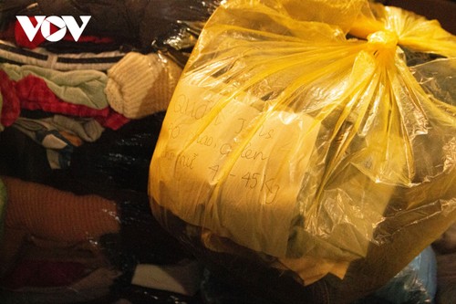 Cả khu chung cư ở Hà Nội tất bật gửi hàng cứu trợ đồng bào vùng lũ trong đêm - ảnh 13