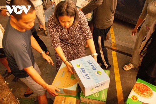 Cả khu chung cư ở Hà Nội tất bật gửi hàng cứu trợ đồng bào vùng lũ trong đêm - ảnh 14