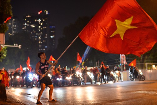 Cổ động viên tại Hà Nội đổ ra đường ăn mừng chiến thắng của U22 Việt Nam - ảnh 10