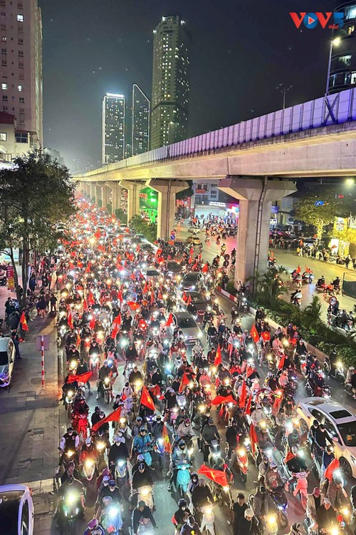 Cổ động viên tại Hà Nội đổ ra đường ăn mừng chiến thắng của U22 Việt Nam - ảnh 2