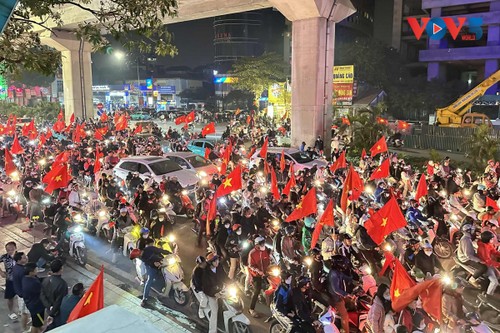 Cổ động viên tại Hà Nội đổ ra đường ăn mừng chiến thắng của U22 Việt Nam - ảnh 3