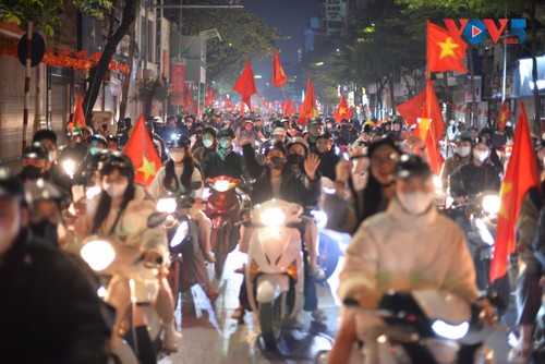 Cổ động viên tại Hà Nội đổ ra đường ăn mừng chiến thắng của U22 Việt Nam - ảnh 5
