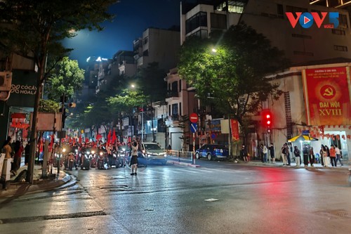 Cổ động viên tại Hà Nội đổ ra đường ăn mừng chiến thắng của U22 Việt Nam - ảnh 6